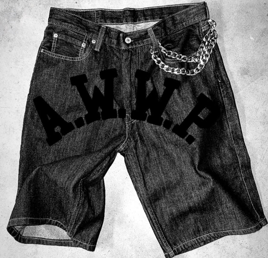 DENIM SHORTS w/ CHAIN